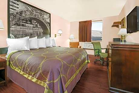 King Room with Bath Tub - Mobility/Hearing Accessible - Non-Smoking