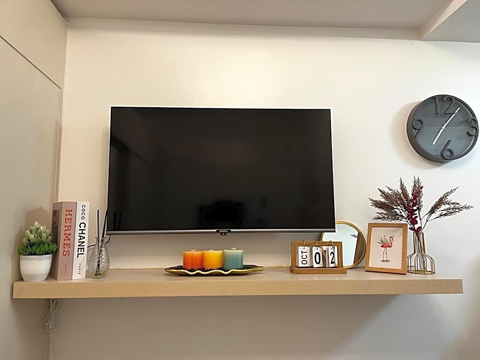 Posh 1BR @ SM Southmall w/ 100mbps and Netflix