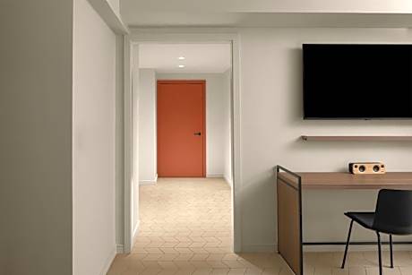 Deluxe King Room with Roll-In Shower - Mobility Accessible