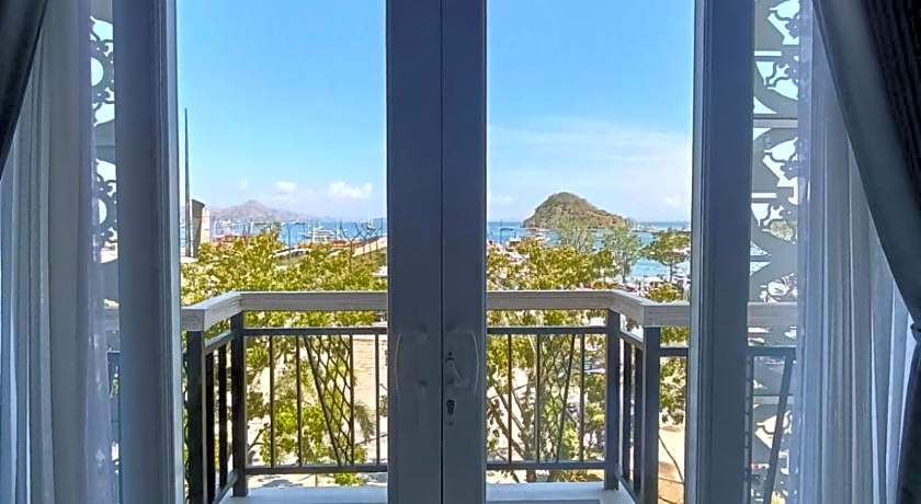 DEJAVU 2.0 HOTEL BAJO KOMODO