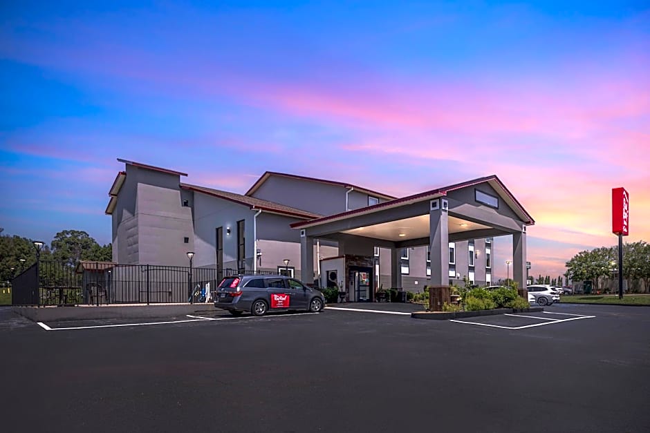 Red Roof Inn & Suites Clinton, MS