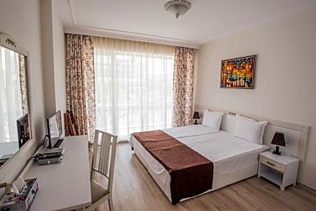 Double Room with Balcony - Free WiFi