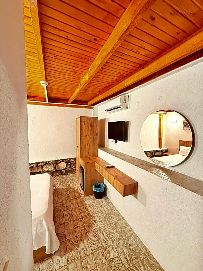 Ados Hotel