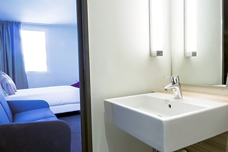 1 Double Bed, 1 Single Bed - Room Next Generation