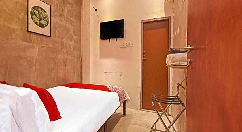 OYO 90662 The 1975 Hotel