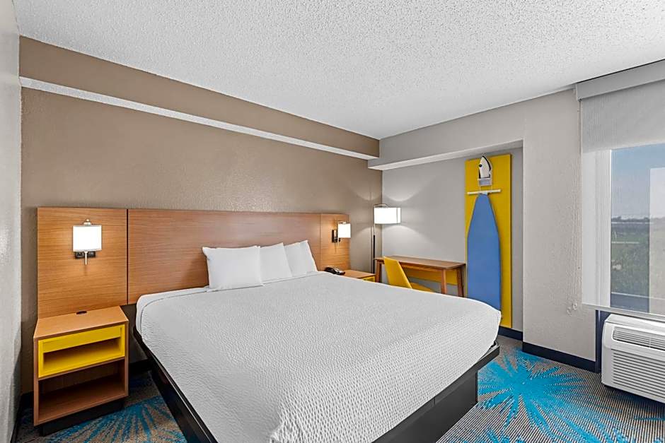 Days Inn & Suites by Wyndham Cedar Rapids