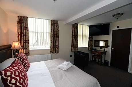 Ty Dre Suite Queen Room 