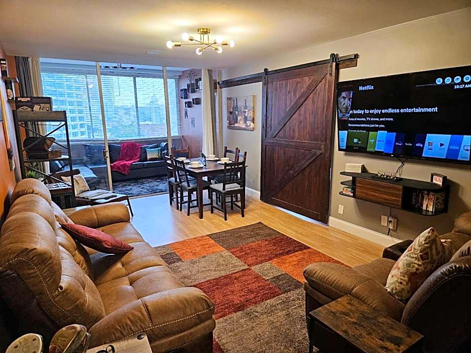 Perfect DTWN 2 Bed Condo with Cali King Bed and Gym