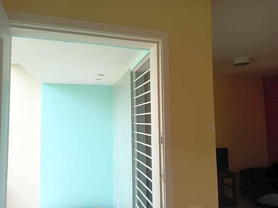 SOBRADO-BERTIOGA-Uso exclusivo para grupos de até 12 pessoas em 1 até 4 suítes