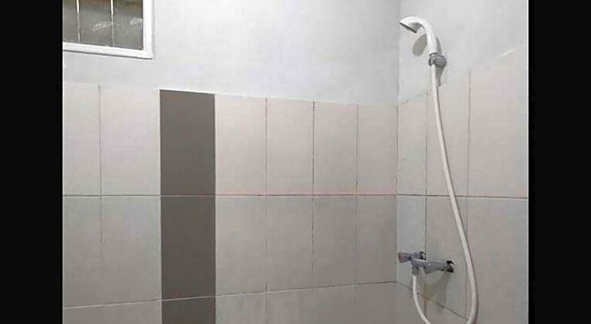 RedDoorz near Alun Alun Batu 2