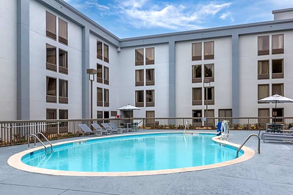 Spark by Hilton Atlanta Airport South College Park