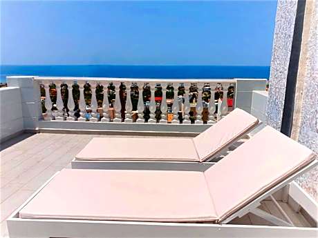 Private Premium Studio for A Pleasant Holiday In A Beautiful Place with pool Ac