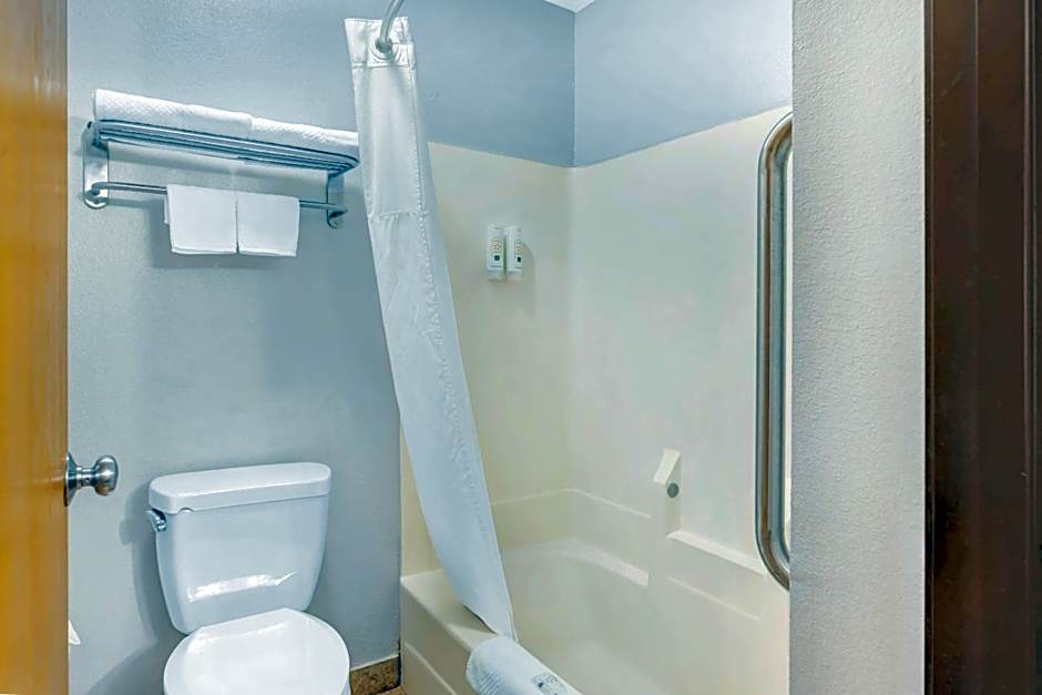 Quality Inn Chesterton near Indiana Dunes National Park I-94