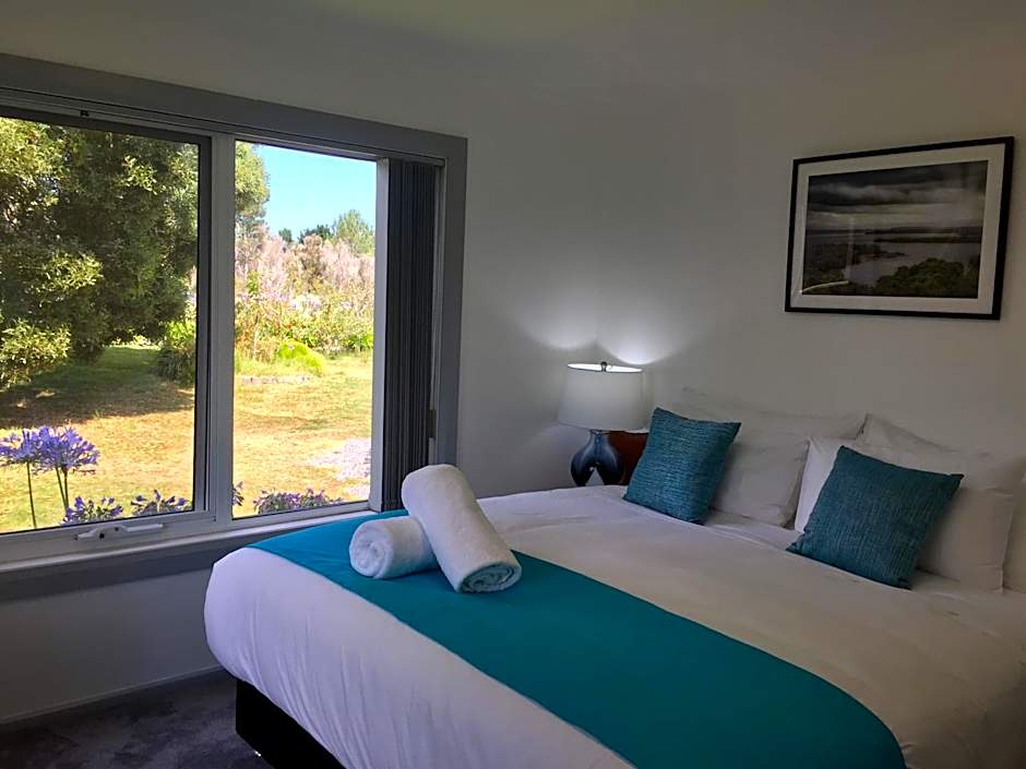 Regatta Point Tavern & Holiday Villas