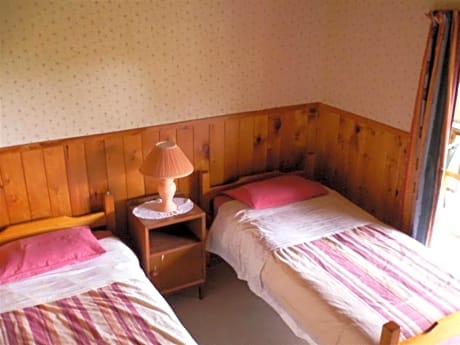 Twin Room with Shared Bathroom (Backpacker style)