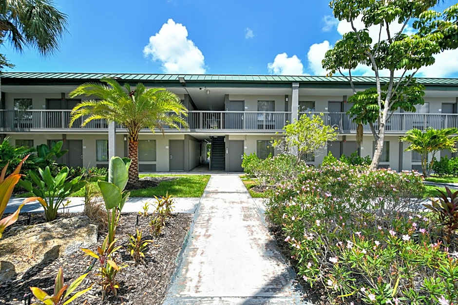 Sarasota Cay Club #612 - Heated Pool, Bunk Beds, Huge TV, Tiki Bar, More!