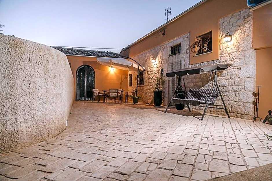 Abbraccio del Carrubo