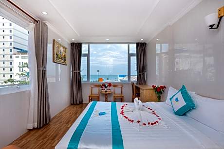 Deluxe Double Room with Side Sea View