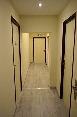 Two Adjacent Double/Twin Room with common bathroom - Stair access only