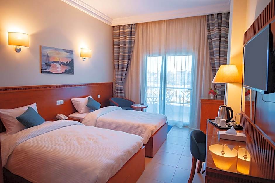 Lamar Azur Hotel