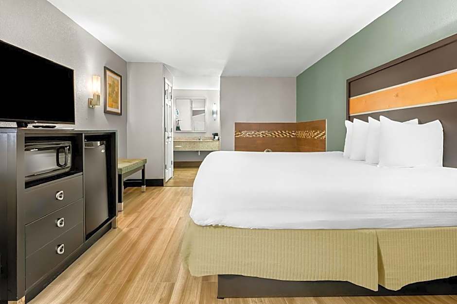 Photo 1 of 6 of 1 King Bed, Jetted Tub, Nonsmoking