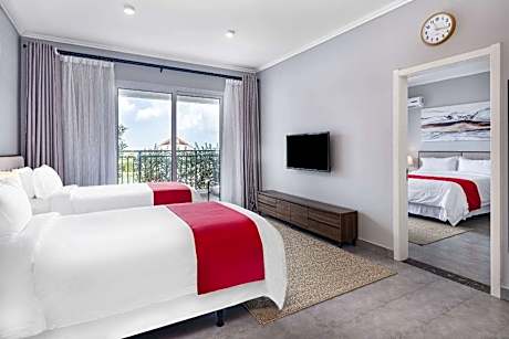 1 Queen Bed and 2 Twin Beds, Junior Suite, Garden View, Non-Smoking