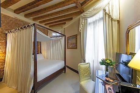 Superior Double Room with Four Poster Bed