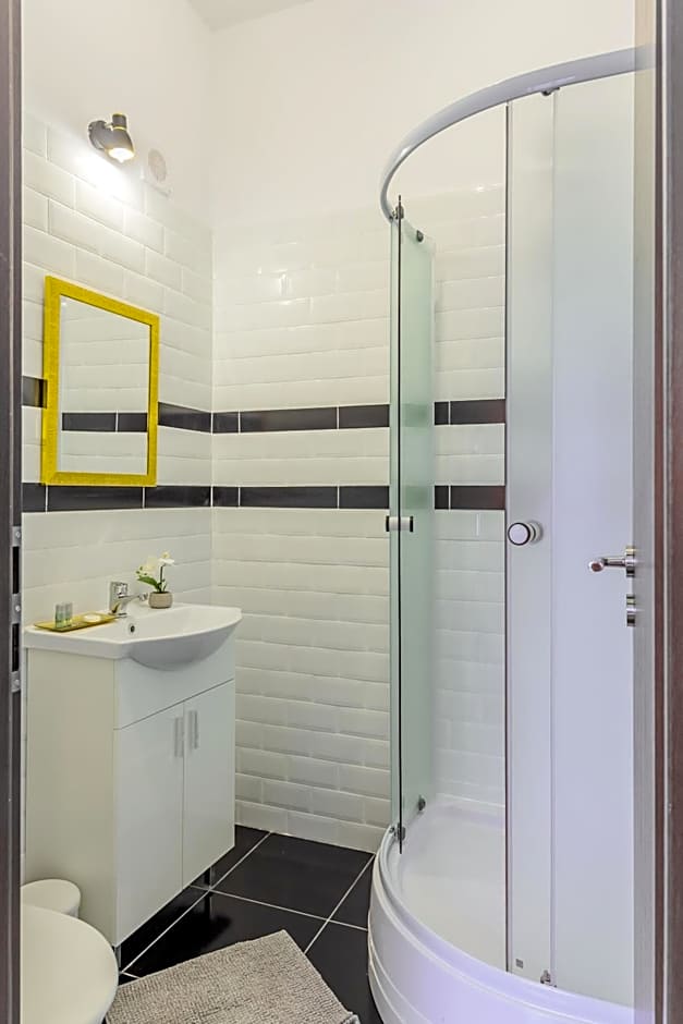 CHÂTEAU: Upscale Suites in Bucharest's Historical Center!