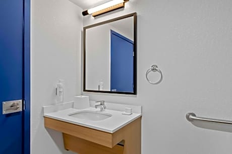 2 Queen Beds Mobility Accessible With Bathtub