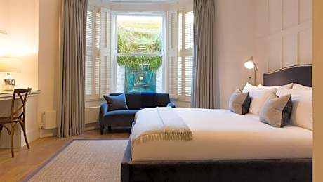 Luxury Double Room with Bath and City View