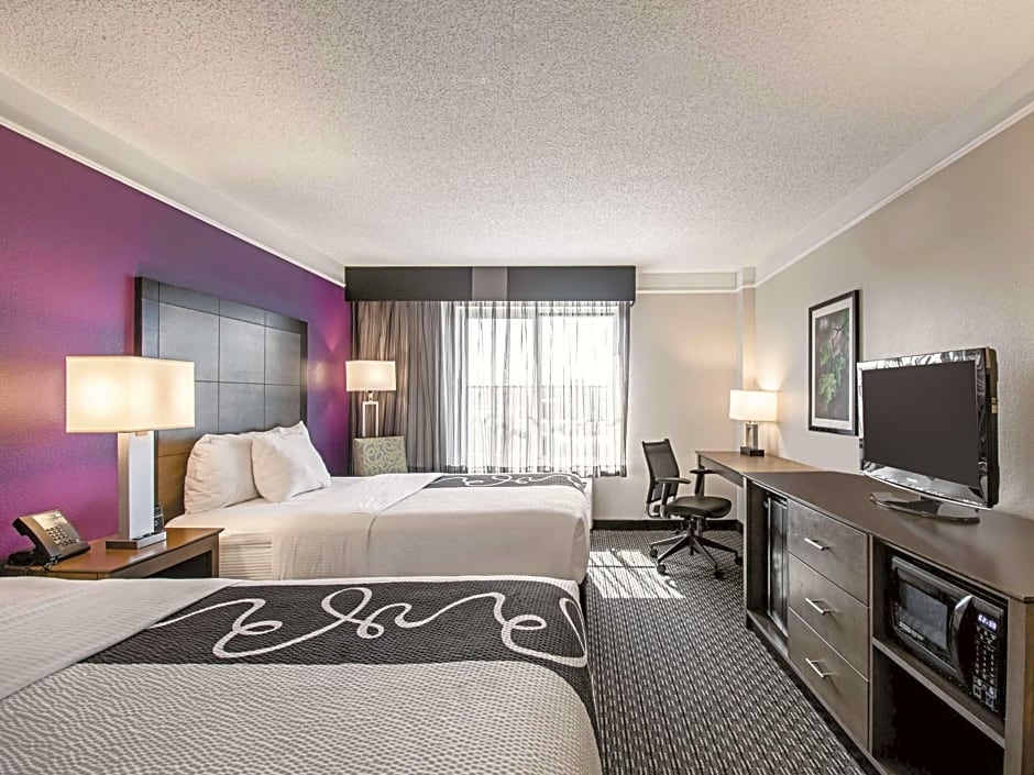 La Quinta Inn & Suites by Wyndham Cincinnati Sharonville