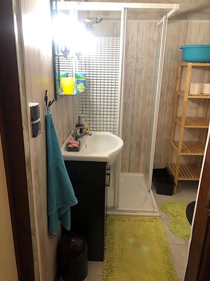 Letnisko SYMSAR 6, Drewniany domek letniskowy z ogrodem