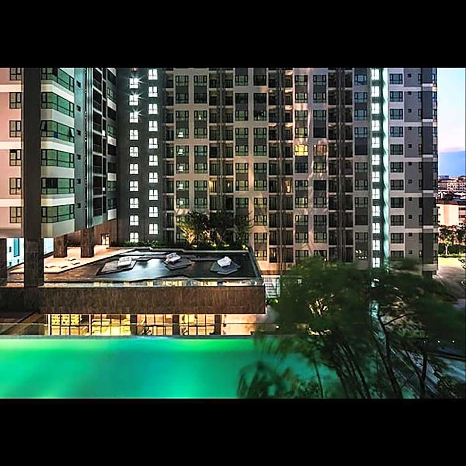 the base 网红公寓 市中心核心区顶层无边泳池俯瞰整个芭堤雅海湾