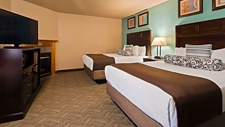 Accessible - 2 Queen  Mobility Accessible Walk In Shower Non-Smoking Full Breakfast