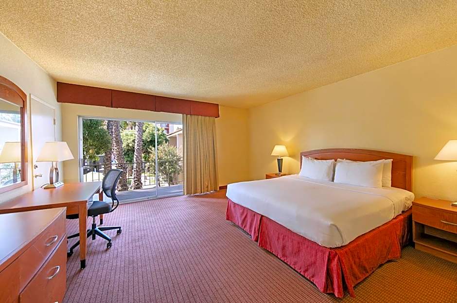 Golden Sails Hotel