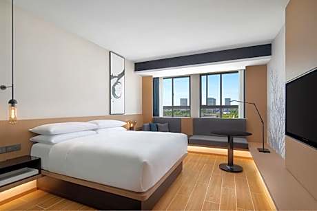 Superior King Room with City View