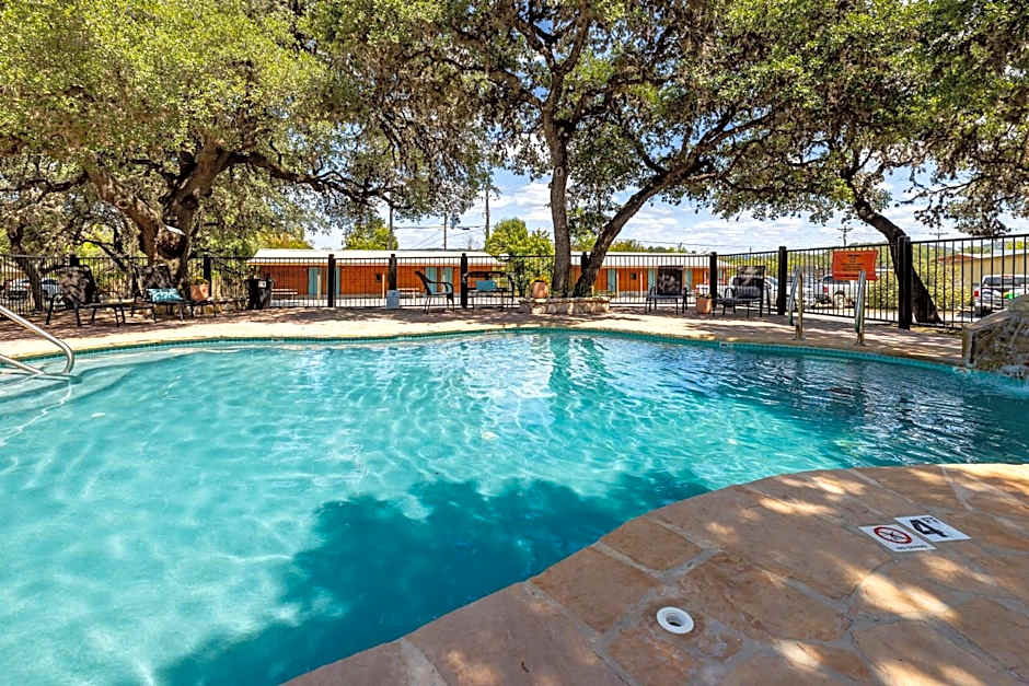 The Historic Leakey Inn