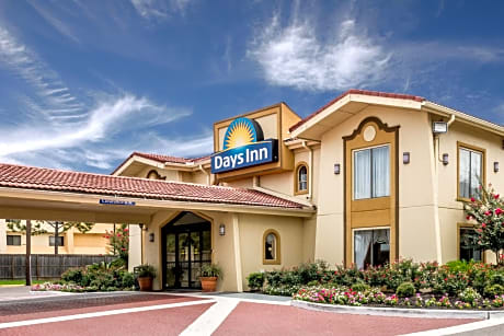 Days Inn by Wyndham Houston
