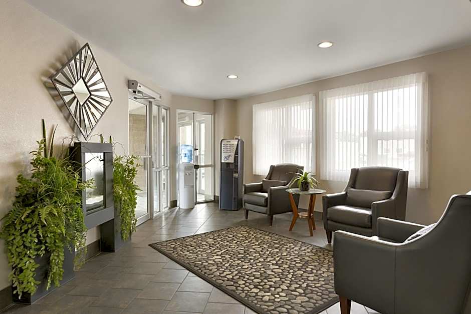 Colonial Square Inn & Suites