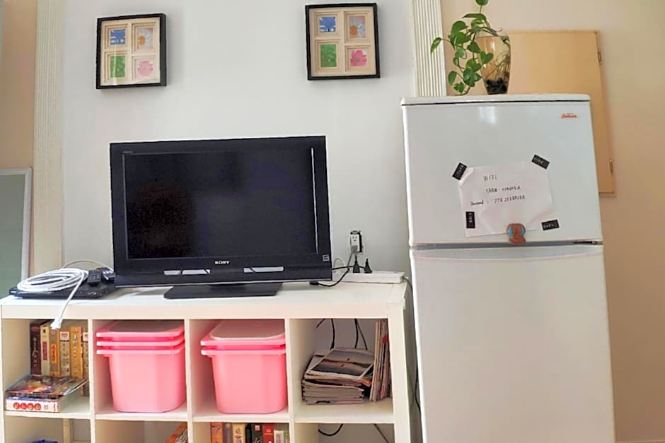 Helen's House / Close to Skytrain and Airport