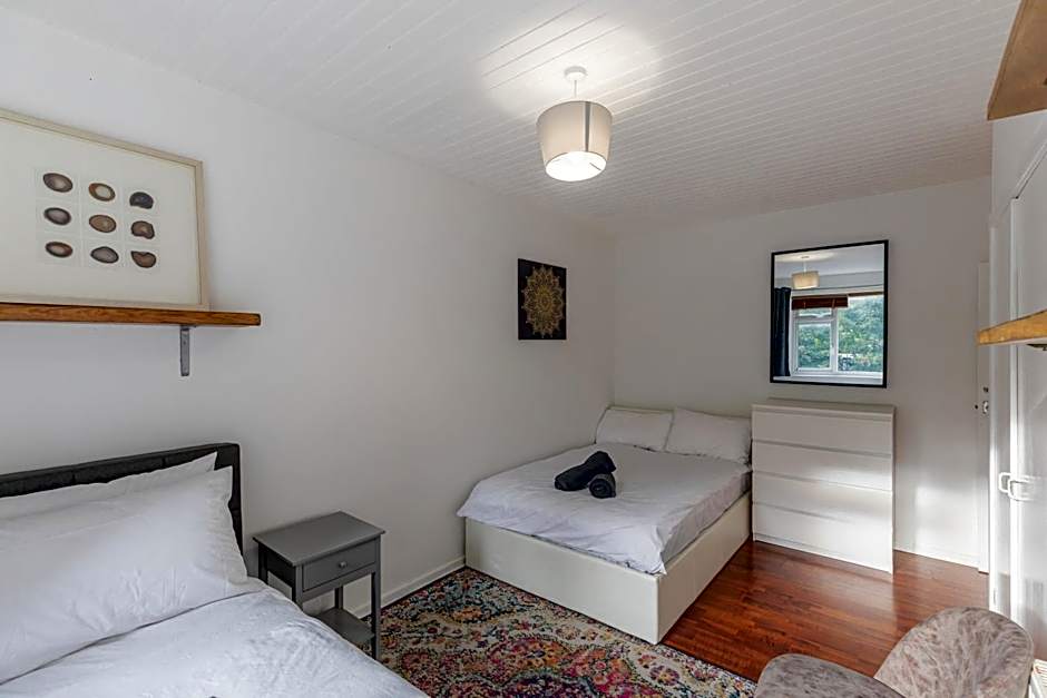 Park View - Modern - Parking