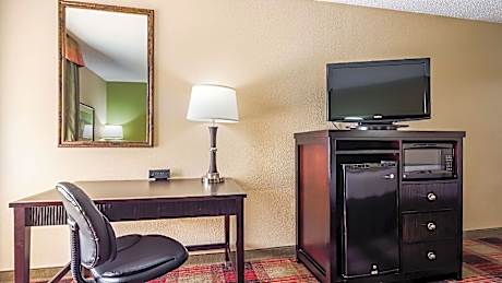 Suite - 3 Queen Beds Non-Smoking Microwave Fridge Wi-Fi Full Breakfast