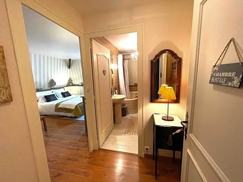 Maison d'hôtes et gîtes La Chouannerie à côté du parc du Puy duFou