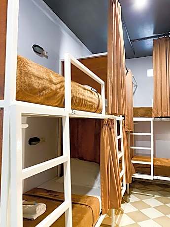 Bed in 12 bed mixed dormitory room