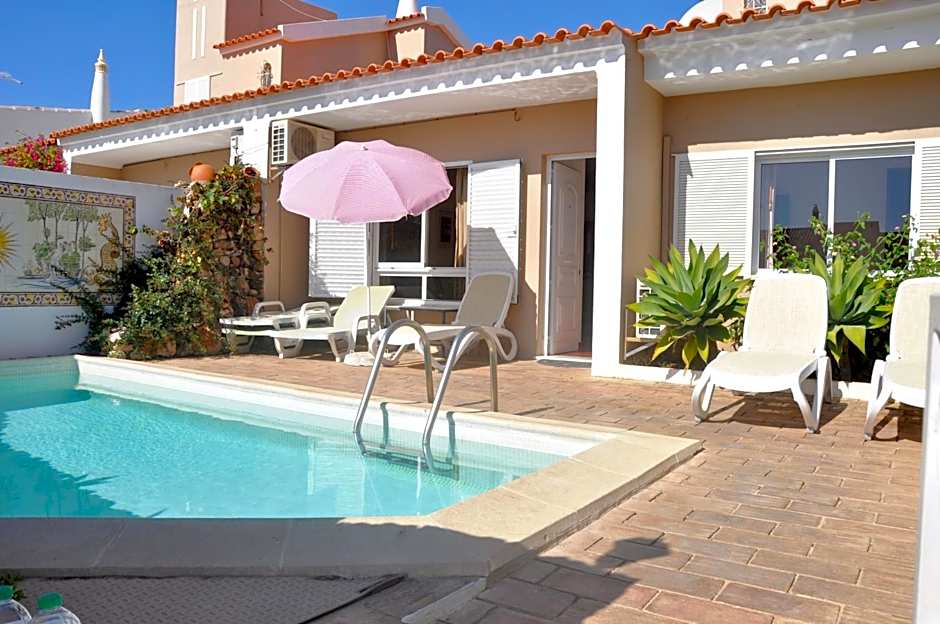 Stylish well-equipped, private pool, close to amenities, free AC Wifi