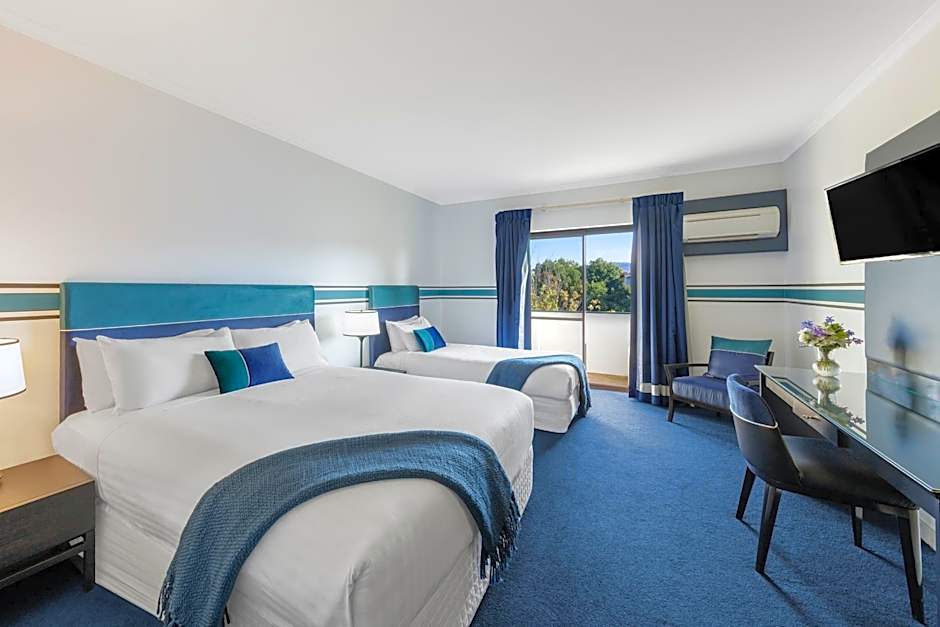 Ramada by Wyndham Diplomat Canberra