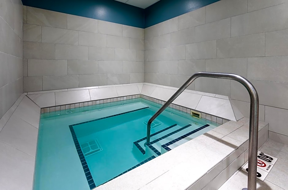 Holiday Inn Express Hotel & Suites Minneapolis-Downtown Convention Center by IHG