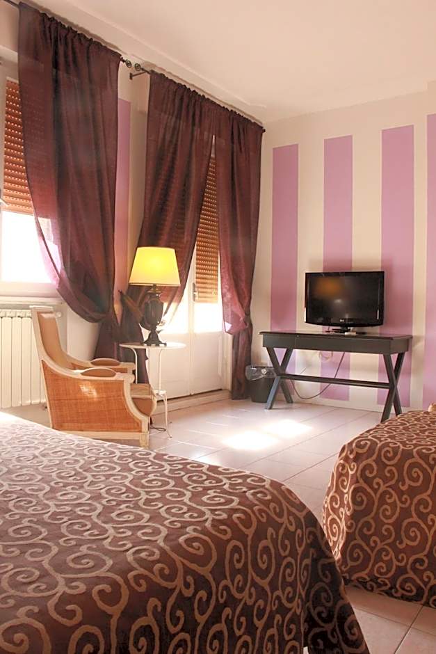 Photo 1 of 4 of Quadruple Room