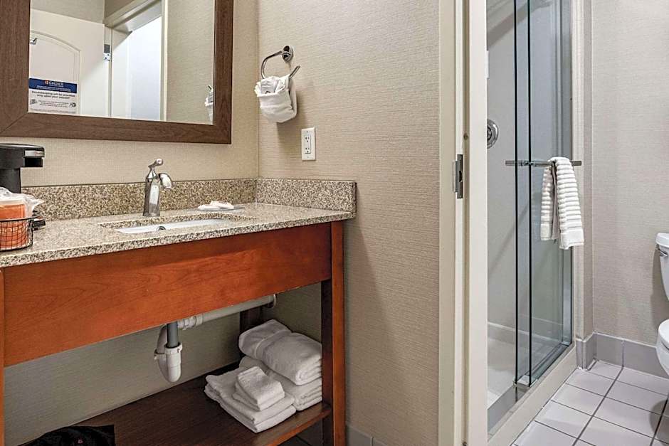 Comfort Inn & Suites Logan Near University