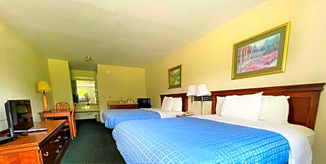 Standard Queen Room with Two Queen Beds - Smoking